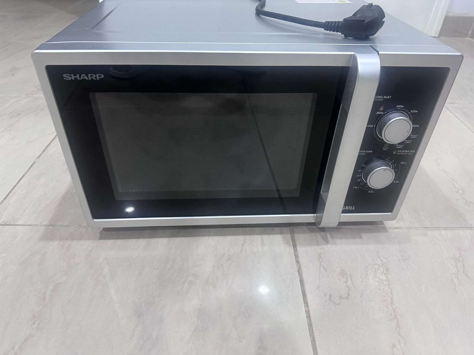 [Selling] Sharp Microwave Used Sale Price: 800,000 VND Condition: Normal Operating Life: 3 Years Manual: None 카톡 carpediemhn